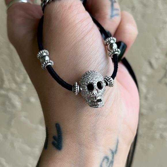 Shinny cz diamonds skull charm choker necklace on adjustable black suede cord - Picture 9 of 16